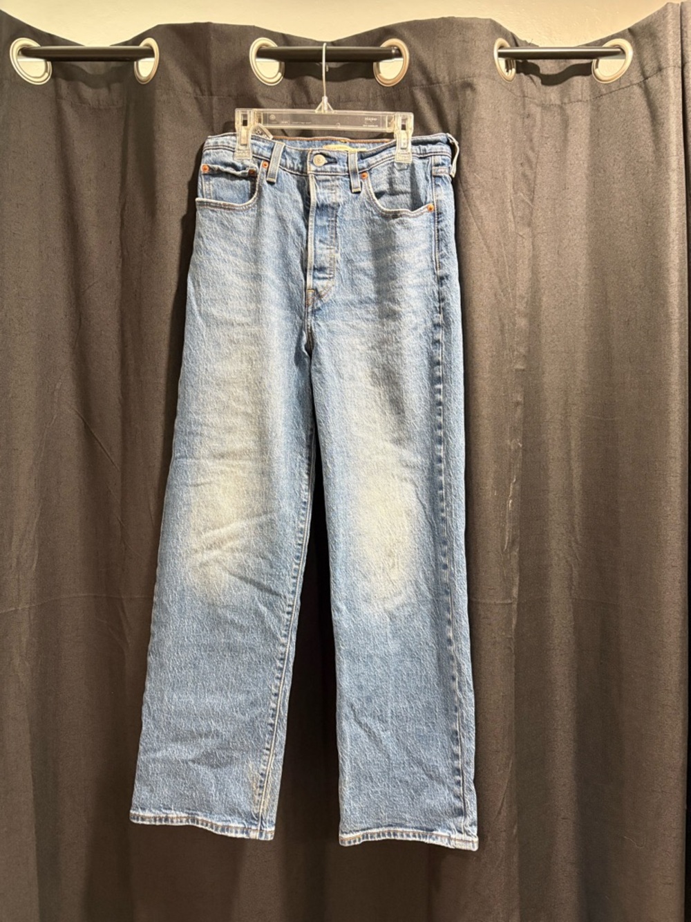Levi’s medium wash Ribcage straight ankle jeans